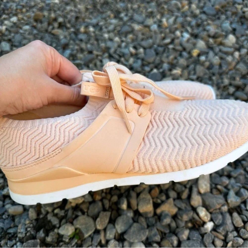 UGG Willows Casual Everyday Sneakers Peach Orange Size 8.5 Women’s Knit Upper